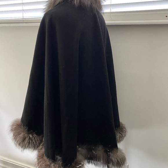 VOLARE New York Cashmere Black Shall with Fox Fur Trim - Picture 4 of 12